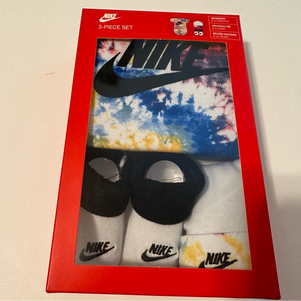 Baby Nike Gift Set - Picture 1 of 6